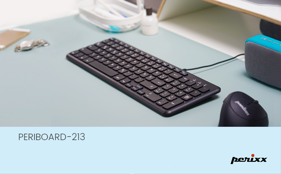 Schwarze verdrahtete Computertastatur auf hellblauer Schreibtischoberfläche, mit Teilansichten einer Maus und anderem Bürozubehör.