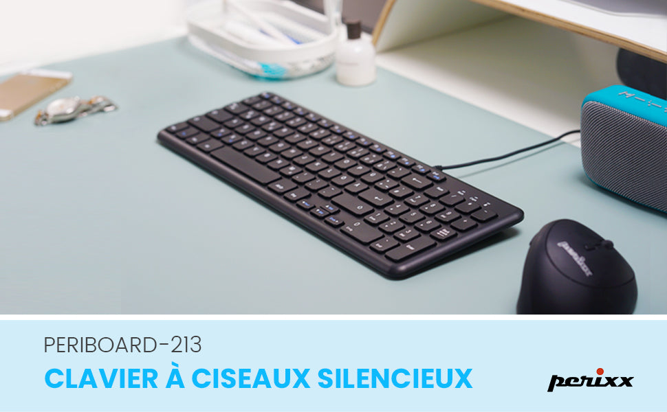 un clavier sur un bureau