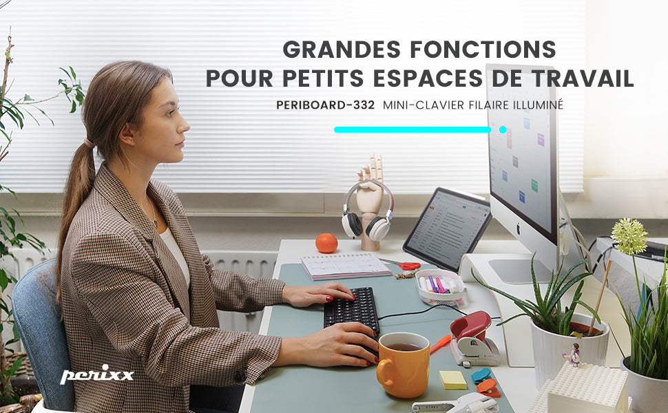 Femme utilisant un clavier compact au bureau avec un moniteur, des plantes et des fournitures de bureau. Texte surligné « Excellentes fonctions pour les petits espaces de travail »