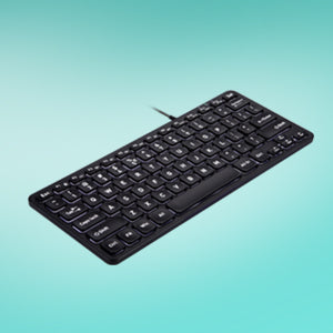 Clavier d'ordinateur mince noir avec lettres blanches sur les touches, affiché sur fond bleu sarcelle. Design compact avec disposition QWERTY complète et clavier numérique