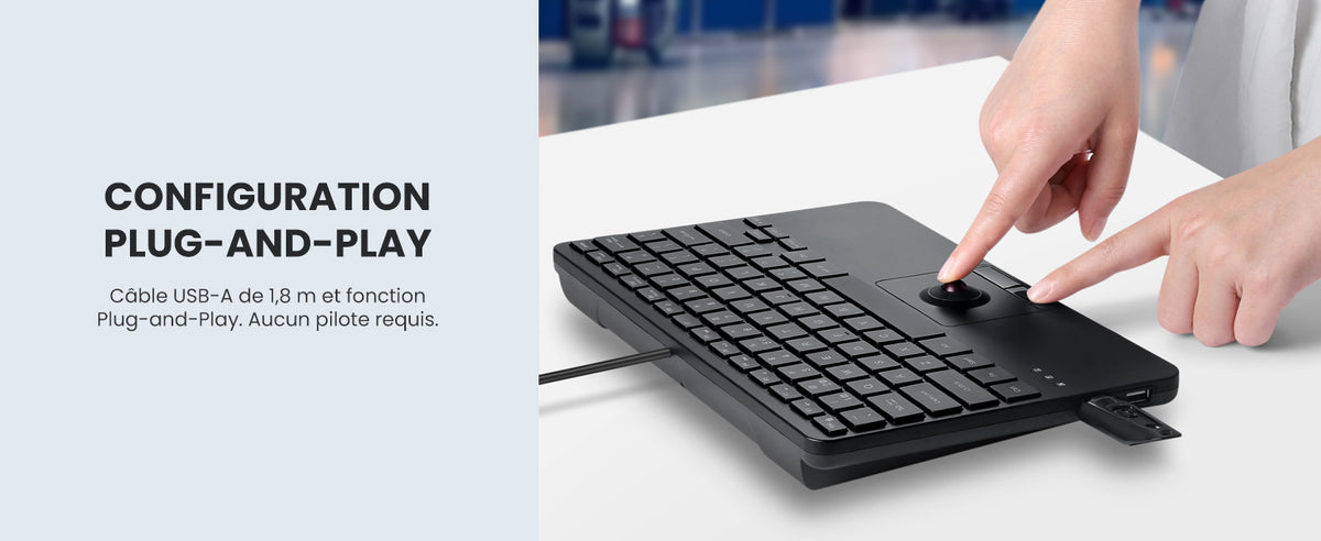 Le texte se lit comme suit : « CONFIGURATION PLUG-AND-PLAY », suivi d'un texte plus petit en dessous. Mains démontrant la connexion au clavier sans fil noir sur une surface blanche.