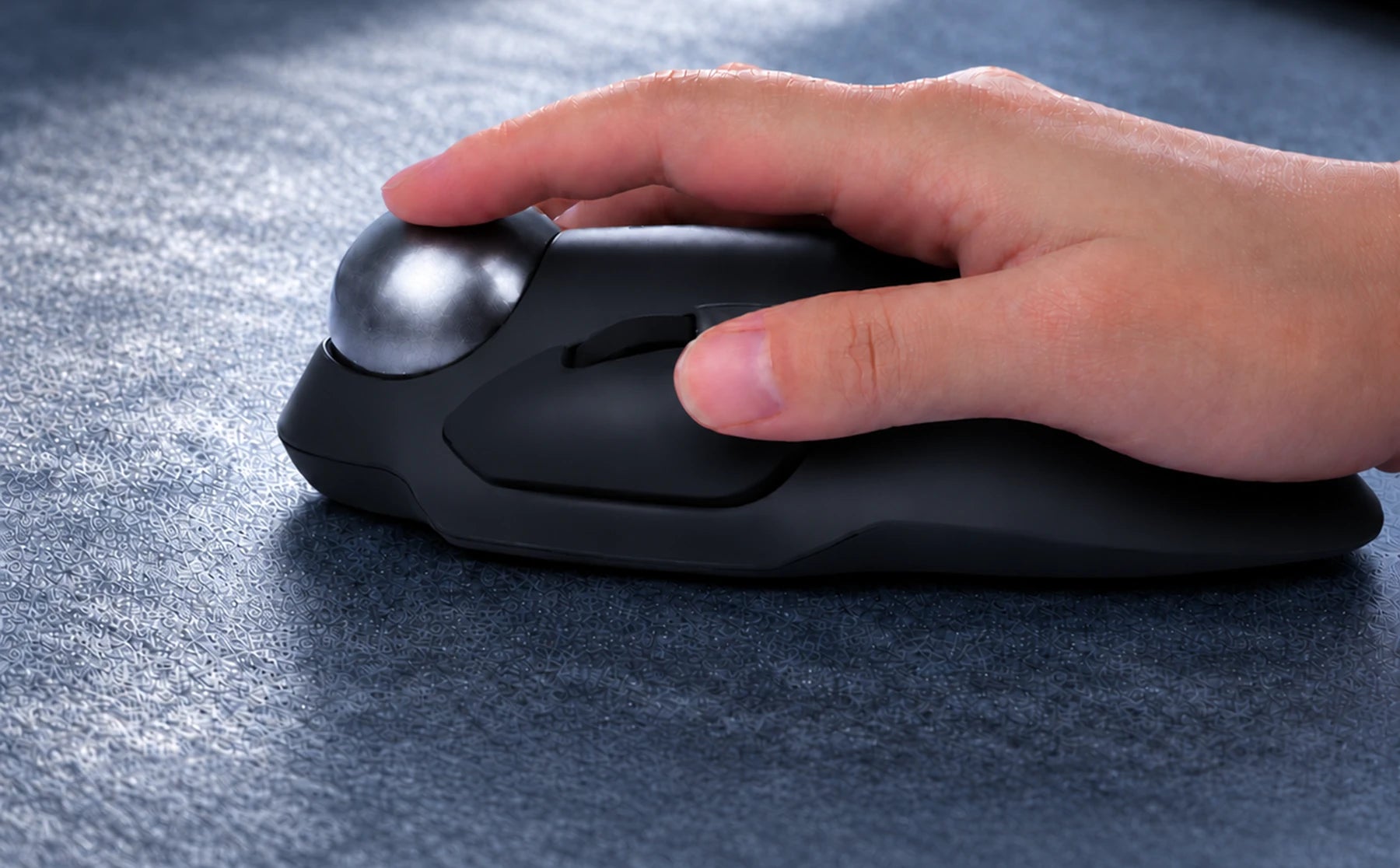 Main posée sur la PERIMICE-822 ergonomique