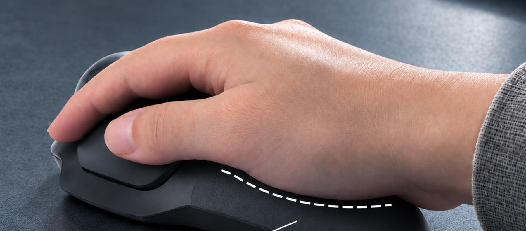 Main posée sur la surface arrière soft-touch